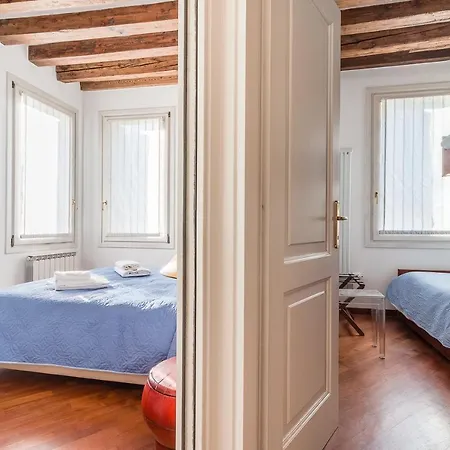 7 Windows On By Lionhost Lägenhet Venedig