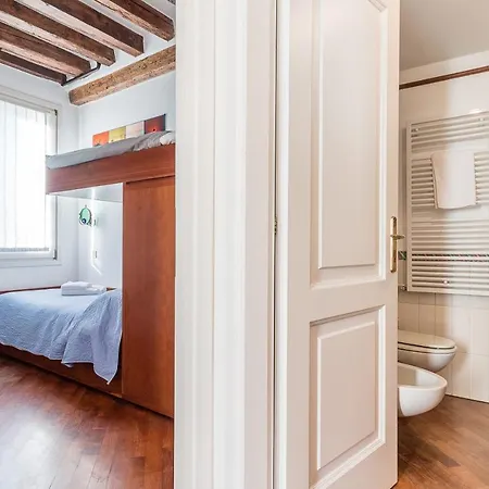 7 Windows On By Lionhost Venedig