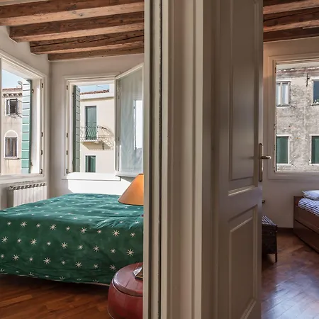 7 Windows On By Lionhost Venedig