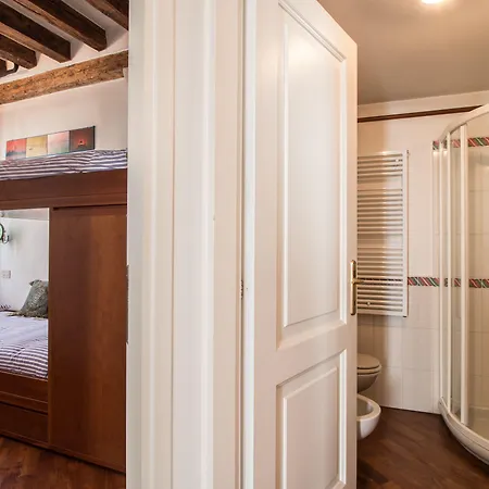 7 Windows On By Lionhost Lägenhet Venedig