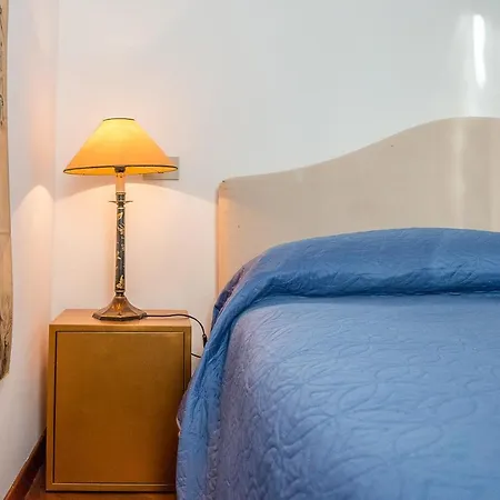 7 Windows On By Lionhost Benátky